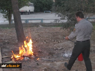 آشنایی دانشجویان با طرز کار کپسول آتش نشانی به مناسبت هفته ی آتش نشانی