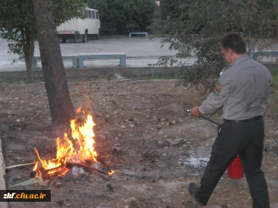 آشنایی دانشجویان با طرز کار کپسول آتش نشانی به مناسبت هفته ی آتش نشانی