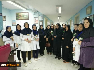 حضور سرپرست دانشگاه و جمعی از دانشجویان در بیمارستان ولی عصر (عج) کازرون به مناسبت ولادت حضرت زینب (س) و روز پرستار