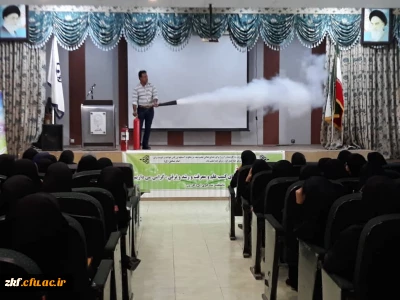 آموزش استفاده از کپسول آتش نشانی به دانشجویان توسط مسئول آتش نشانی در واحد زینب کبری (س)