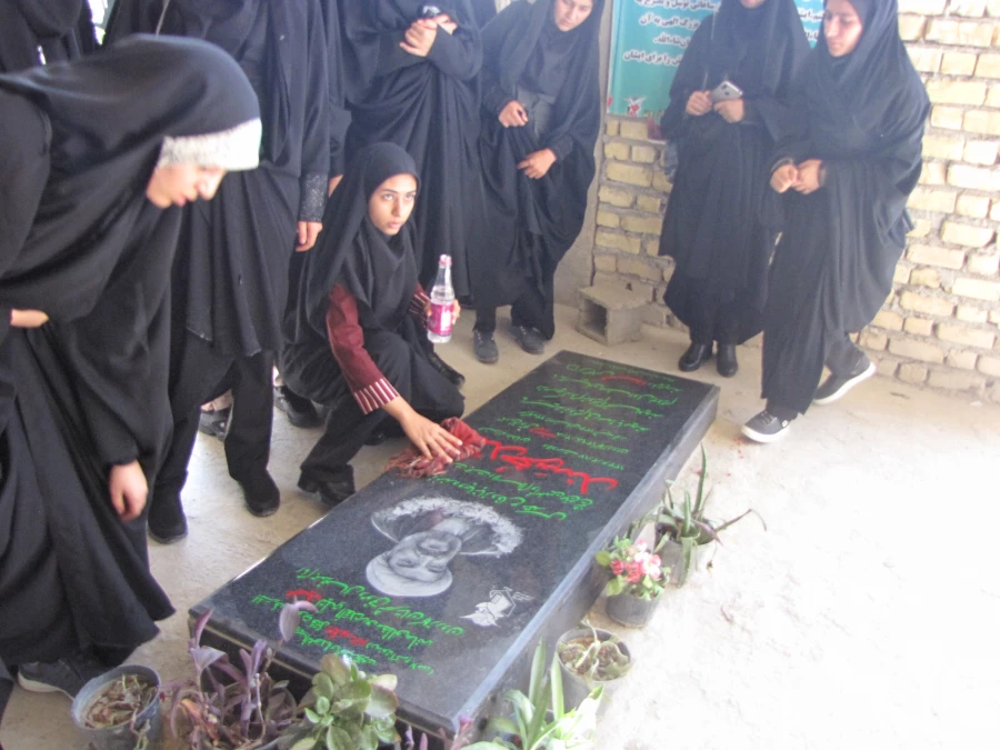 غبارروبی گلزار شهدای شهرستان کازرون با حضور دانشجویان دانشگاه  2