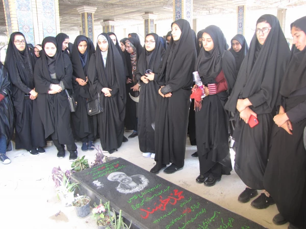 غبارروبی گلزار شهدای شهرستان کازرون با حضور دانشجویان دانشگاه  3