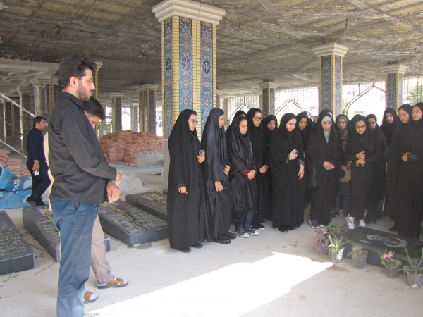 غبارروبی گلزار شهدای شهرستان کازرون با حضور دانشجویان دانشگاه  4