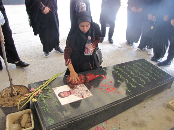 غبارروبی گلزار شهدای شهرستان کازرون با حضور دانشجویان دانشگاه 4