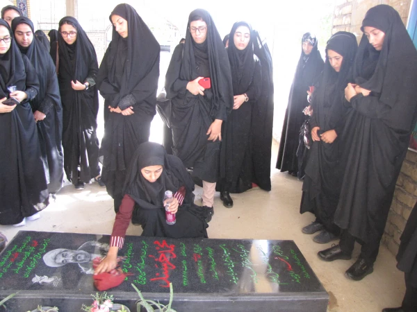 غبارروبی گلزار شهدای شهرستان کازرون با حضور دانشجویان دانشگاه 5