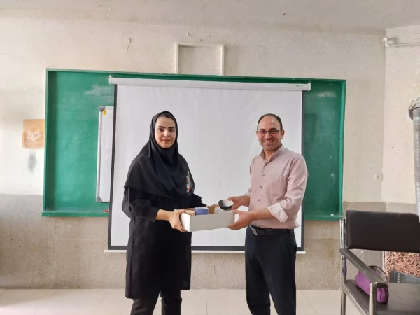 کارگاه کار با گل رُسدر مرکز زینب کبری کازرون
 2