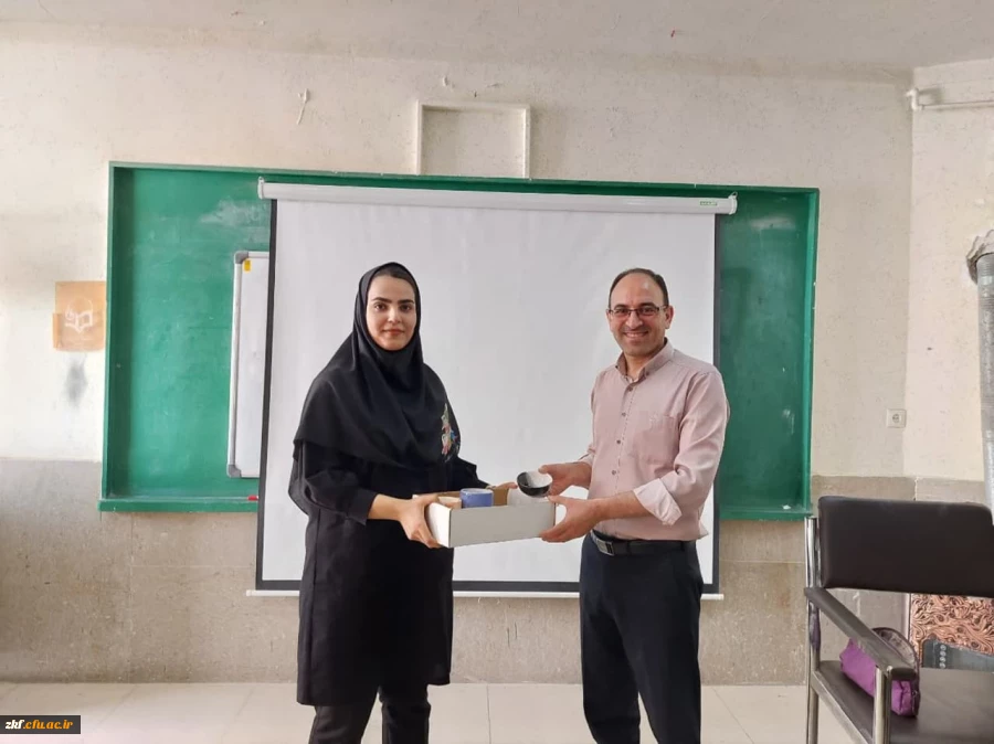 کارگاه کار با گل رُسدر مرکز زینب کبری کازرون
 2