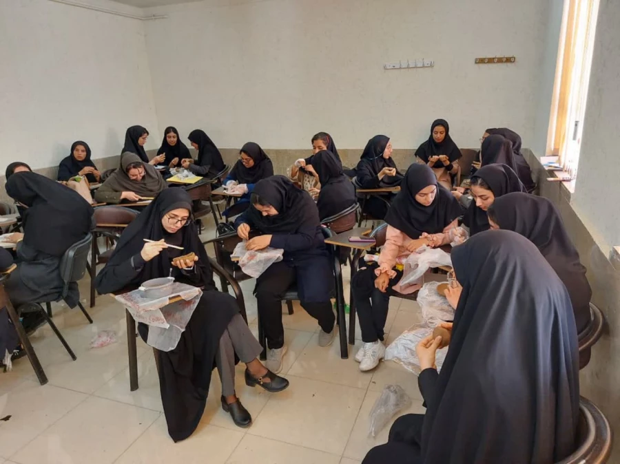 کارگاه کار با گل رُسدر مرکز زینب کبری کازرون
 3