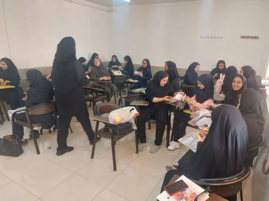 کارگاه کار با گل رُسدر مرکز زینب کبری کازرون
 4