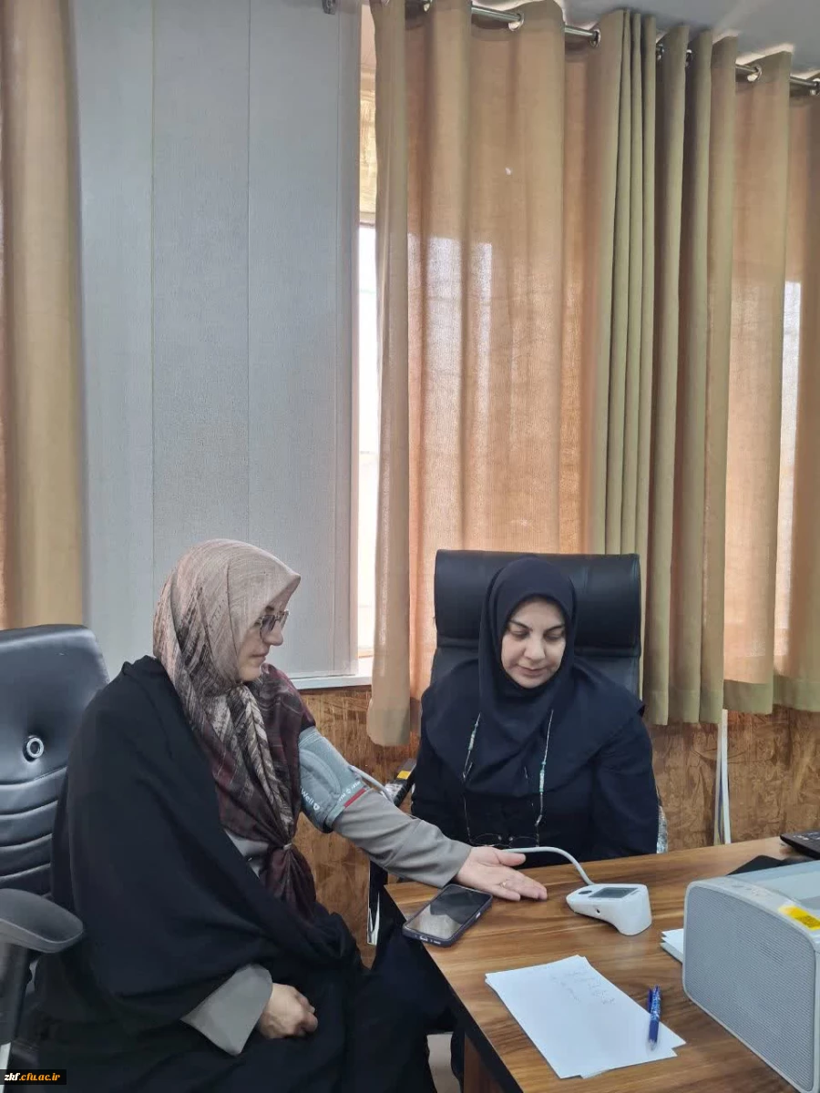 سنجش فشارخون کارکنان اداری دانشکده علوم تربیتی زینب کبری (س) کازرون به مناسبت هفته سلامت  2